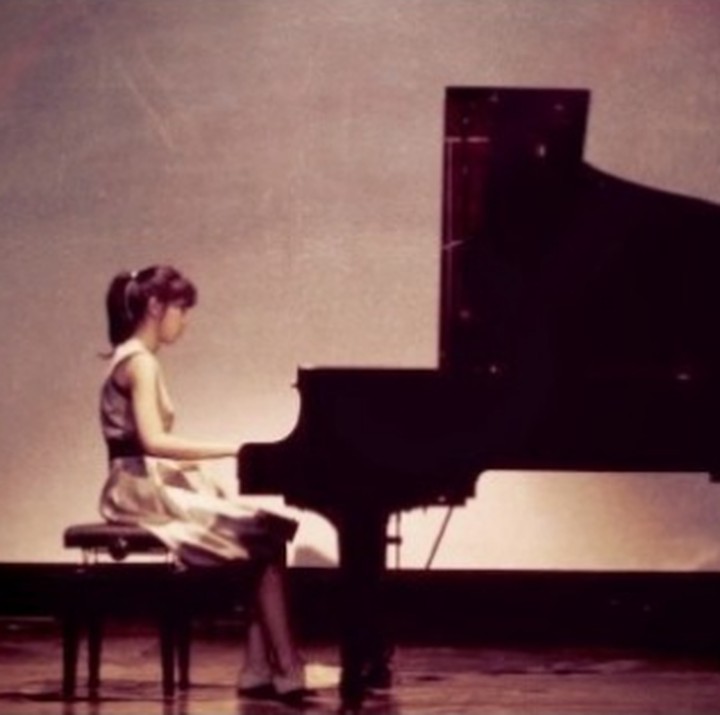 <p>Tak hanya menyanyi, Isyana juga pandai bermain piano. Hebat banget Bun, pelantun hits <em>Tetap Dalam Jiwa</em> ini tercatat tiga kali menyabet juara Piano Competition: Grand Prix Asia Pasific Electone Festival (2005, 2008, 2011). (Foto: Instagram @isyanasarasvati)</p>