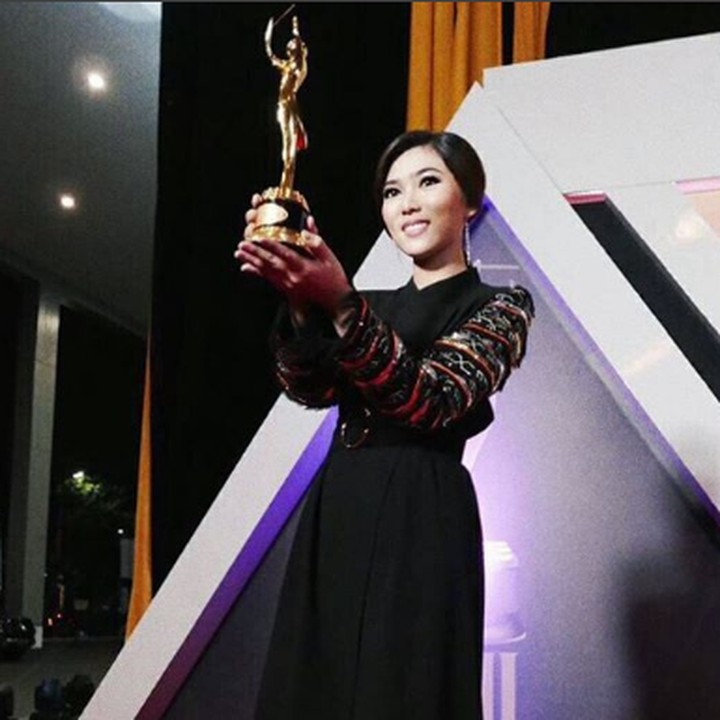 <p><a href="https://hot.detik.com/music/4194089/merinding-merdunya-isyana-sarasvati-bawakan-asias-who-we-are/228" target="_blank">Isyana Sarasvati</a> sukses menyabet tiga penghargaan sekaligus di ajang AMI Awards 2016, yakni: Album Soul/R&B/Urban terbaik, Produser Album Rekaman Terbaik, Artis Kolaborasi/Group Soul/R&B/Urban terbaik (Kau Adalah ft. Rayi Putra). (Foto: Instagram @isyanasarasvati)</p>