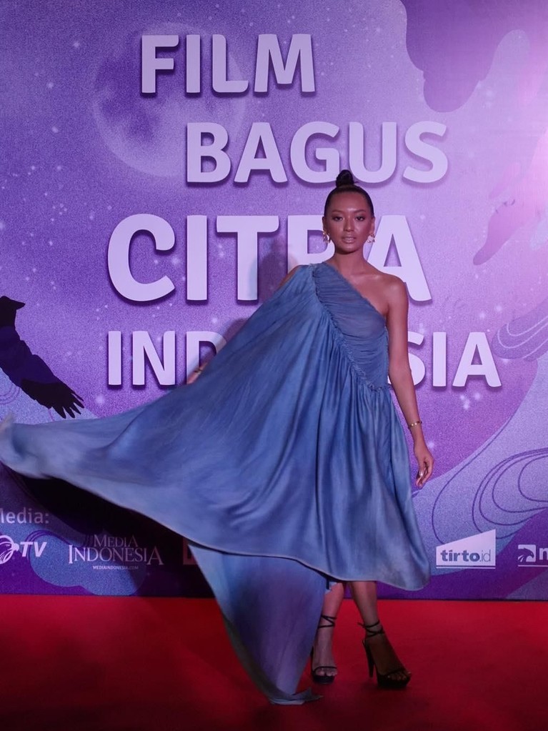 Enam gaya selebriti di karpet merah dalam ajang Festival Film Indonesia 2018 di Taman Ismail Marzuki, Jakarta Pusat, Minggu (9/12).