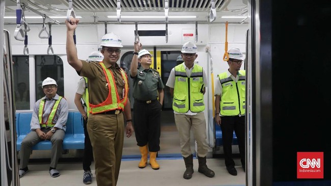 Anies Baswedan saat ini tengah mengupayakan integrasi sistem transportasi di ibu kota, salah satunya mengintegrasikan MRT dengan bus TransJakarta.