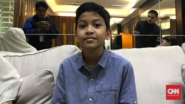 Muhammad Akbar, bocah 11 tahun siswa SD kelas 5 mengembangkan alat pembersih sepatu otomatis yang membuatnya membawa dua penghargaan.