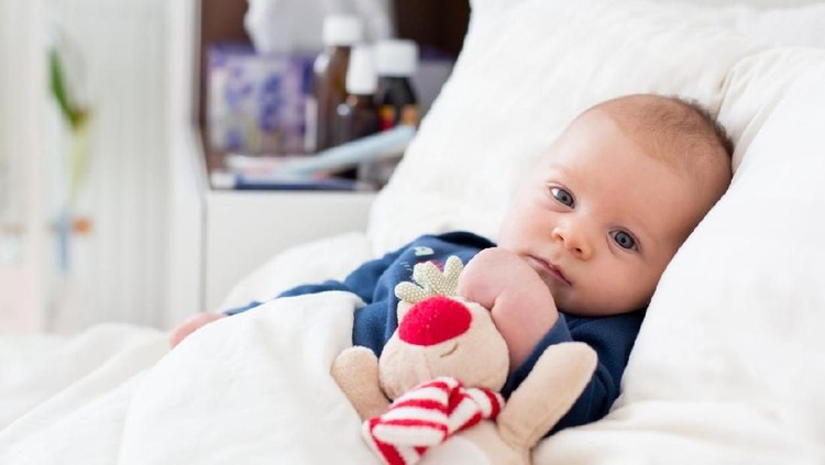 bayi flu Cute newborn baby boy, lying in bed with cold and fever