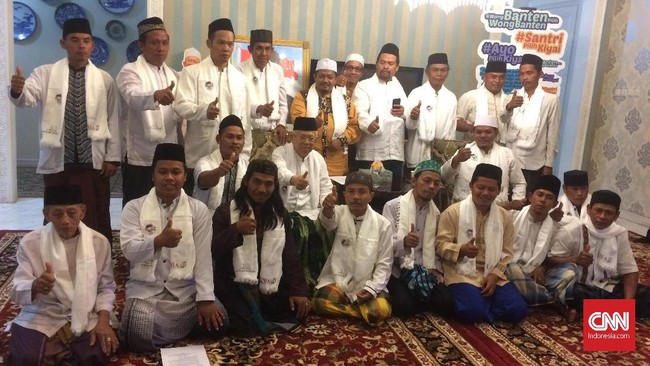 Para ulama NU Kabupaten Bekasi menegaskan dukungan kepada Jokowi-Ma'ruf Amin dan komitmen menjaga NKRI saat mengunjungi rumah Ma'ruf di Jakarta, Senin (10/12).