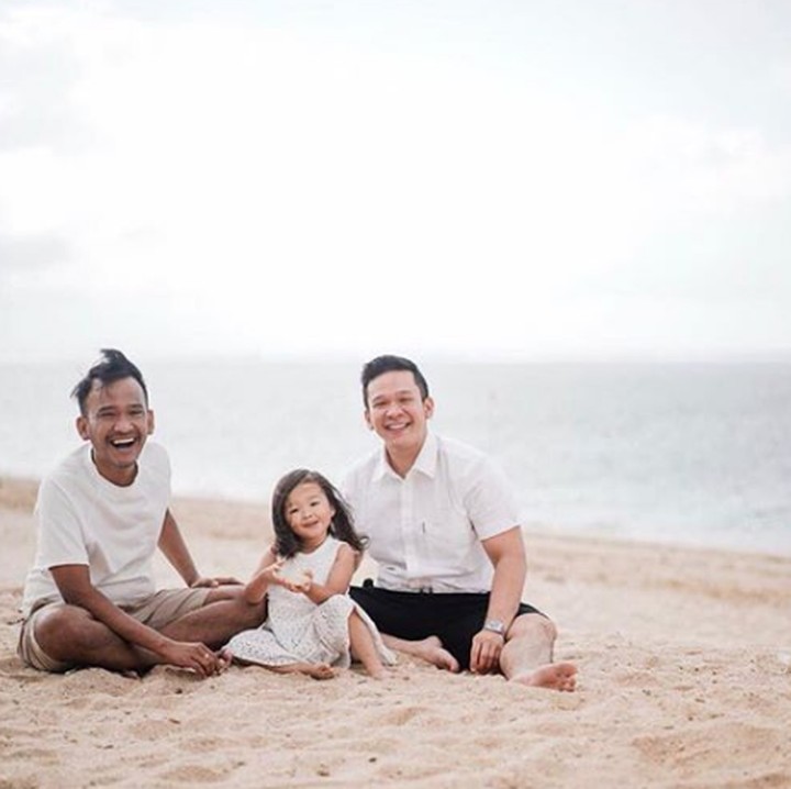 <p>Serunya mereka saat bermain pasir di pantai. Kompak benget ya papa, paman dan Thalia pakai baju putih semuanya ( Foto: Instagram @ jordionsu)</p>