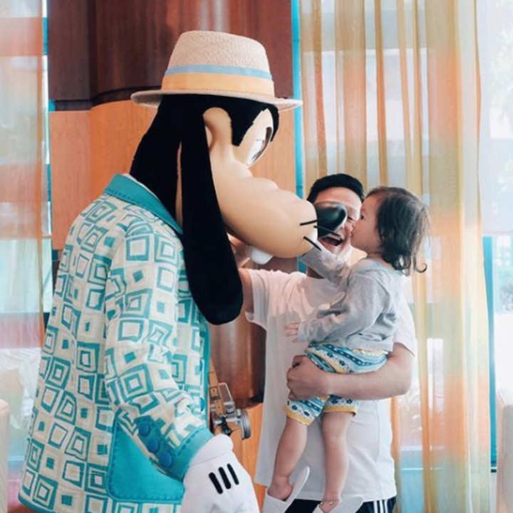 <p>Paman Jordi dan Thalia berfoto bersama Goofy nih. Sampai Thalia terkesima melihat hidung Goofy. ( Foto: Instagram @ jordionsu)</p>