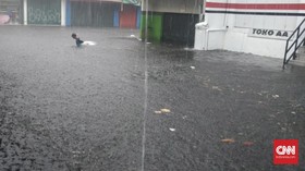 Banjir Kemang Surut, Warga Gotong-royong Bersihkan Rumah