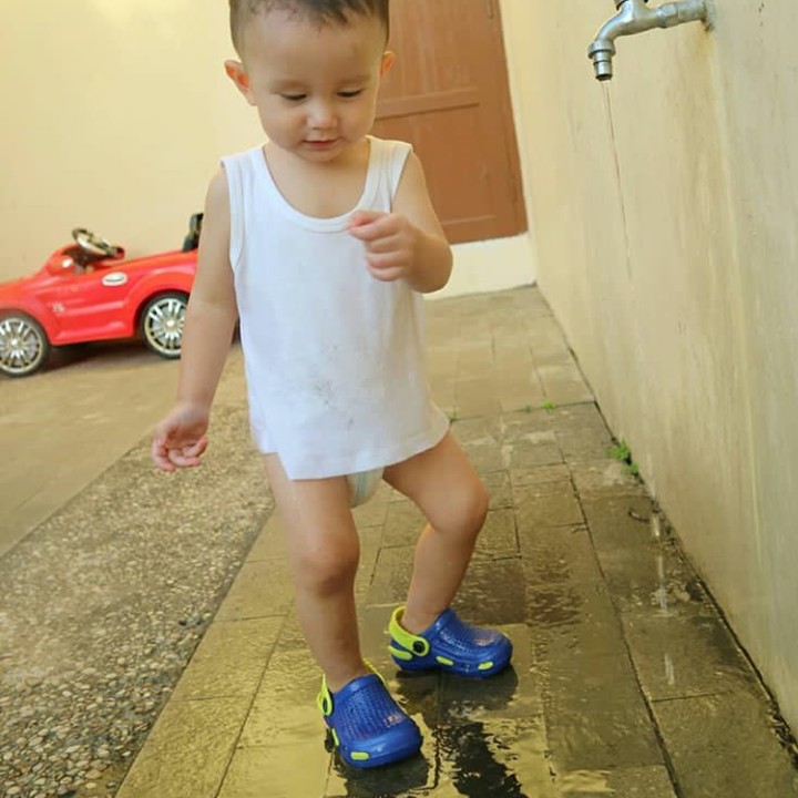 <p>Asiknya main air, awas basah ya James. (Foto: Instagram @dahliachr)</p>