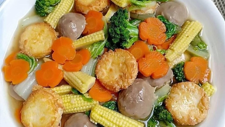 Menu bekal anak siang hari ini sapo taofu telur rumahan yang rasanya dijamin nendang abis. Cocok untuk menemani makan siang anak-anak dalam cuaca panas.