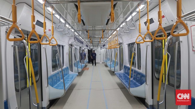 Stasiun Bundaran HI berada di bawah tanah. Saat ujicoba, sinyal handphone penumpang MRT akan menghilang ketika berada di area peron stasiun MRT Bundaran HI.