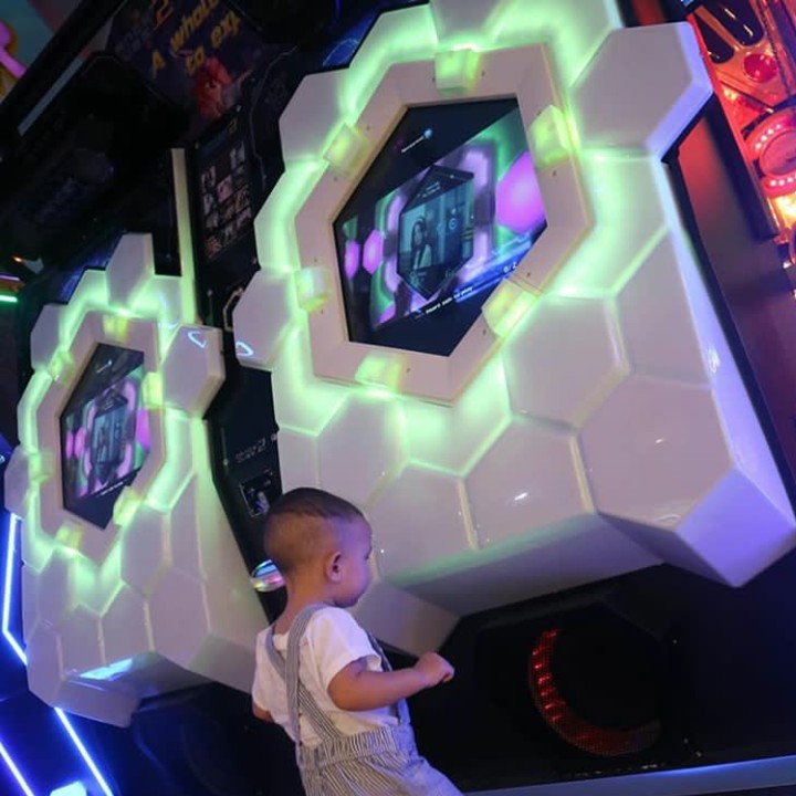 <p>Wah ternyata James jago nge-dance, keren deh. Kira-kira siapa yang ngajarin ya? (Foto: Instagram @dahliachr)</p>