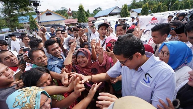 Sandiaga Uno disambut oleh 'emak-emak' histeris ketika mengunjungi Sibolga untuk melanjutkan ke beberapa kota di Sumatera Utara.