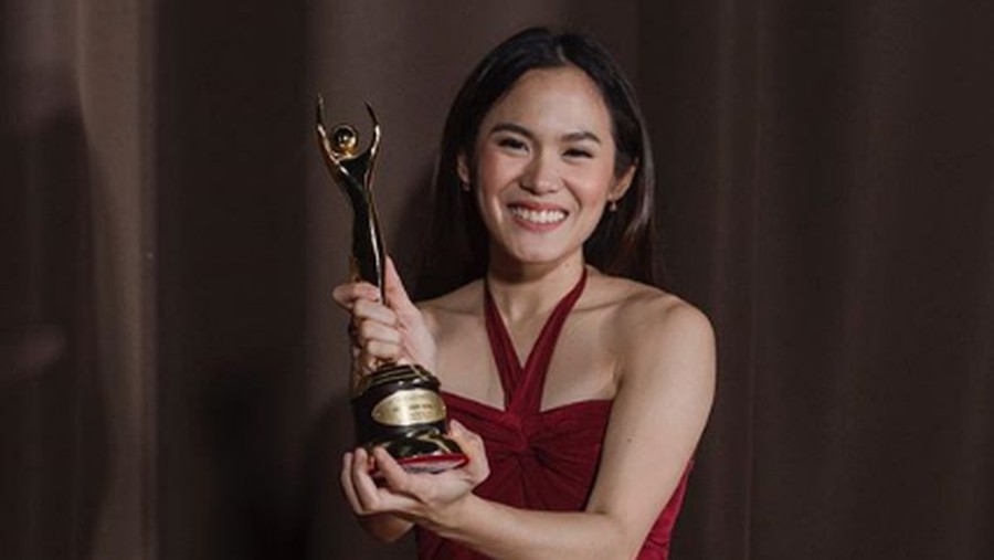 Sheryl Sheinafia meraih penghargaan AMI Awards 2018