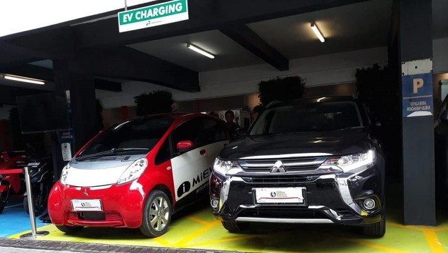 PT PLN (Persero) sedang menjajaki kerja sama dengan Perum Damri dan PT Jakarta Properindo (Jakpro) untuk membangun Stasiun Penyedia Listrik Umum (SPLU).