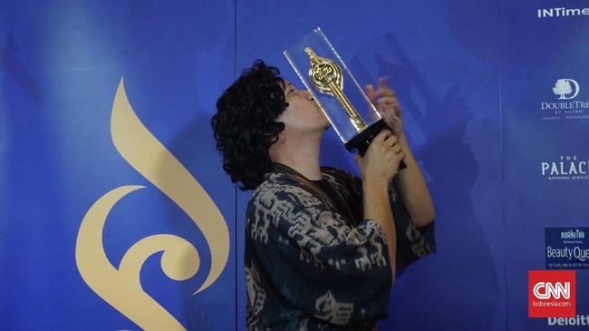 Mengaku sudah lama tak dipeluk, aktor peraih Pemeran Utama Pria Terbaik di ajang puncak FFI 2018 ini memilih untuk memeluk pialanya.