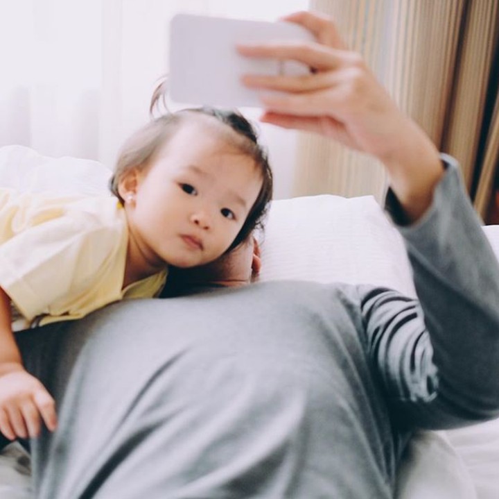 <p>Wah Thalia tahu aja deh kalau lagi di foto. Langsung sadar kamera ya. ( Foto: Instagram @ jordionsu)</p>