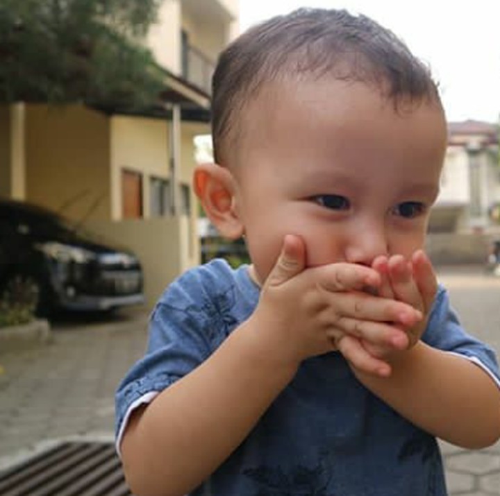<p>Loh kok mulutnya ditutup? Hayo lagi makan apa? Es krim, cokelat atau permen? he-he-he. (foto: Instagram @dahliachr)  </p>