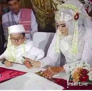 Demi Istri, Ini yang Dilakukan Daus Mini di Pelaminan