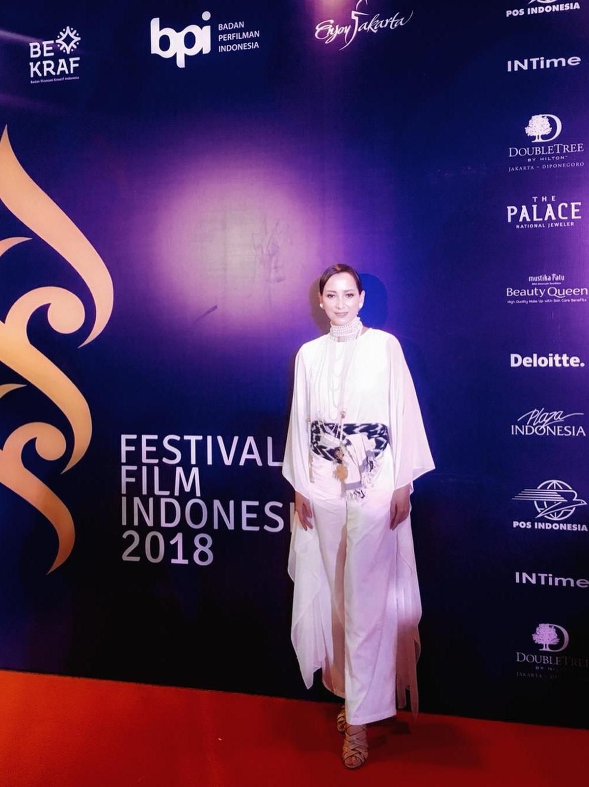 Enam gaya selebriti di karpet merah dalam ajang Festival Film Indonesia 2018 di Taman Ismail Marzuki&comma; Jakarta Pusat&comma; Minggu &lpar;9&sol;12&rpar;&period;