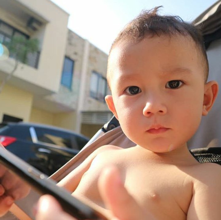 <p>Serius amat nih James, lagi menatap apa sih? (Foto: Instagram @dahliachr)</p>