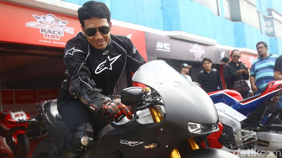 Artis Dedi Mahendra Desta menjajal kegaharan dari motor RC 213 V-S di Sirkuit Sentul, Bogor, Jawa Barat, Senin (10/12/2018). Grandyos Zafna/detikcom