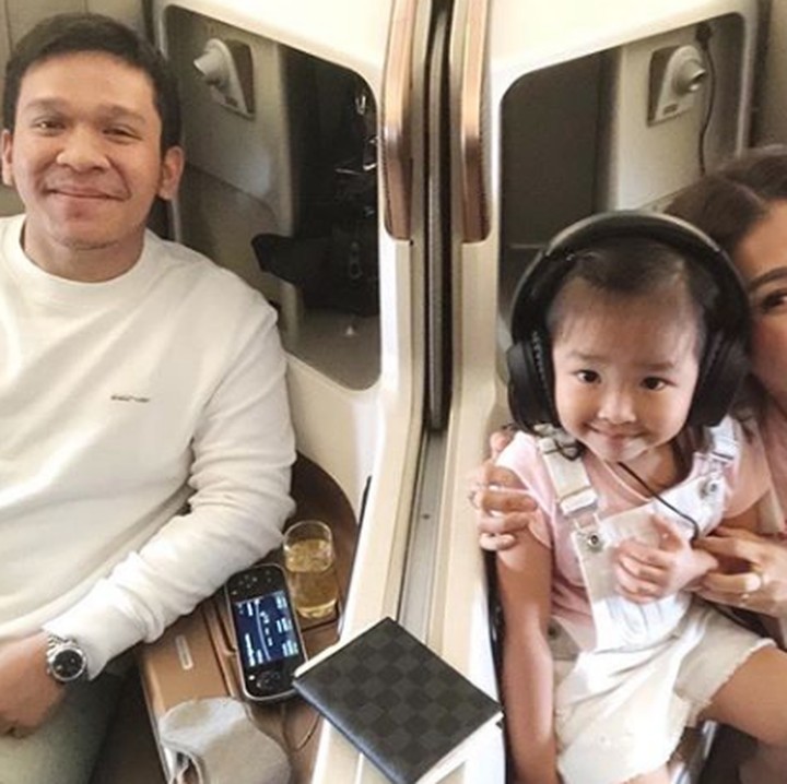 <p>Jordi Onsu bepergian bersama keluarga kakaknya. Jangan lupa, wefie dulu bareng si cantik Thalia yang sednag mengenakan earmuff. ( Foto: Instagram @ jordionsu)</p>