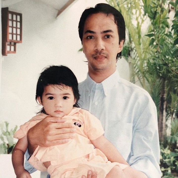 <p>Imut banget nih, foto Isyana kecil bareng ayah. Saat hari ulang tahun sang ayah, September lalu, Isyana mendoakan agar 'Bapa' selalu diberkati Tuhan. Ia juga berterima kasih, sang ayah selalu mendukungnya meraih prestasi dan mengingatkan untuk selalu rendah hati. (Foto: Instagram @isyanasarasvati)</p>