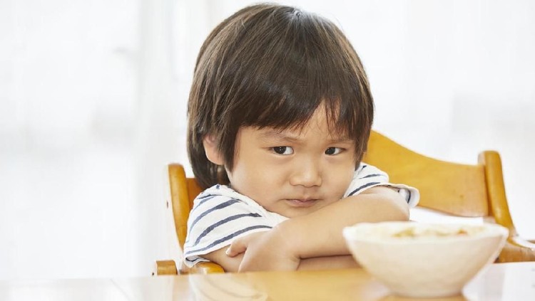 Cara Mudah Mencegah dan Mengatasi Anak Picky Eater Bingung ya Bun, kalau anak suka pilih-pilih makanan? Ketahui penyebabnya dan simak cara mengatasinya, yuk.