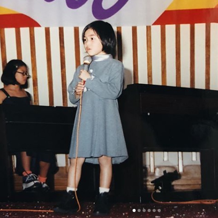 <p>Bakat menyanyi <a href="https://hot.detik.com/celeb/4307429/8-gaya-panggung-isyana-sarasvati-yang-memukau" target="_blank">Isyana Sarasvati</a> sudah terasah sejak kecil. Ini lho, Bunda, potret dara kelahiran Bandung, Jawa Barat, saat masih berusia 7 tahun. (Foto: Instagram @isyanasarasvati)</p>
