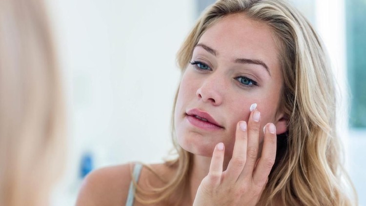 Ingin tetap terlihat cantik saat hamil? Jika biasa memakai berbagai macam skincare, harus memperhatikan kandungan yang berbahaya untuk janin ya.
