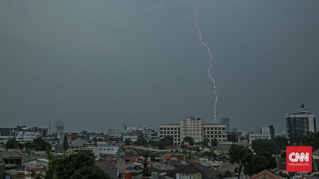 BMKG mewaspadai potensi hujan disertai kilat/petir dan angin kecang di Jakarta Selatan dan Jakarta Timur, pada Sabtu (19/6) sore hingga menjelang malam hari.
