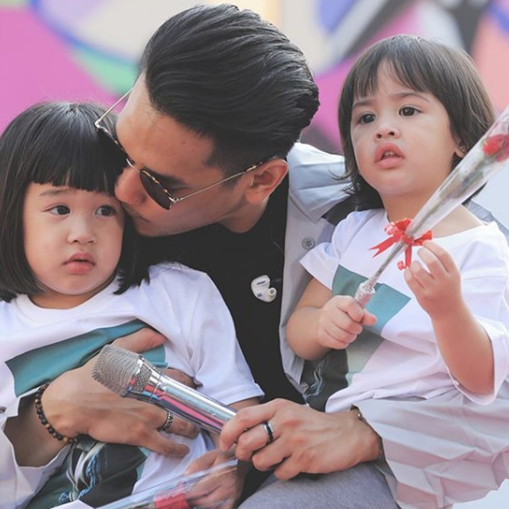 <p>Muach! Kecup sayang Afgan untuk keponakan tersayang. (Foto: Instagram @afgansyah.reza)</p>