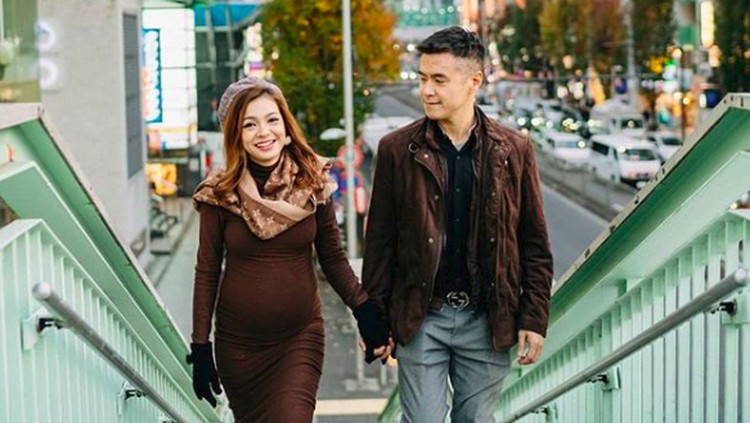 Manisnya Pujian Maya Septha untuk Suami Tercinta Maya Septha sangat mengagumi suaminya, Krisna. Di medsos, dia bahkan tak segan memuji sang suami sebagai pria yang baik. So sweet!