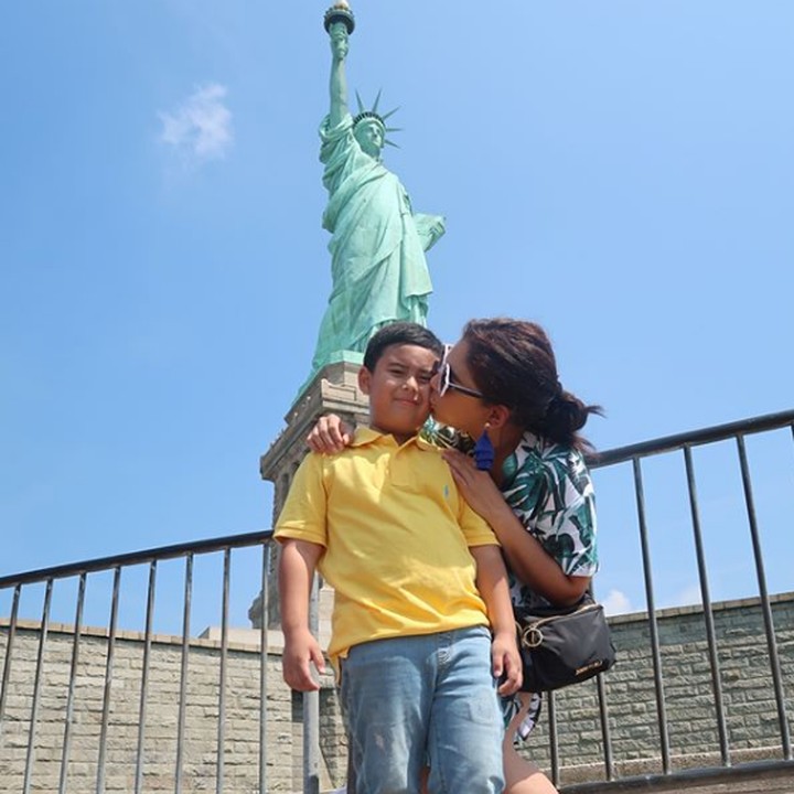 <p>Keren banget nih, foto dengan background Patung Liberty. (Foto: Instagram @thalitalatief)</p>