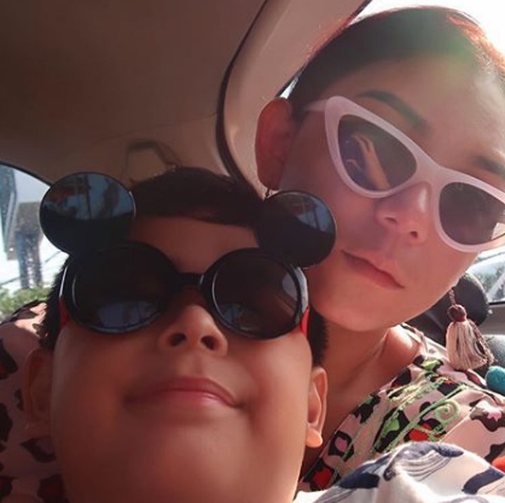 <p>Lucu banget sih, gaya kaca mata <a href="https://hot.detik.com/celeb/4003540/bawa-anak-ke-lokasi-syuting-thalita-latief-tak-merasa-ribet" target="_blank">Thalita</a> dan Rafello, benar-benar kompak ya ibu dan anak satu ini. (Foto: Instagram @thalitalatief)  </p>