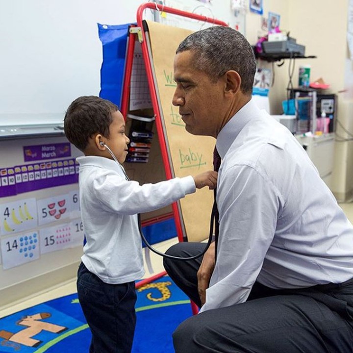 <p>Wah, anak ini ceritanya sedang jadi dokter nih. He-he-he. (Foto: Instagram @barackobama)</p>