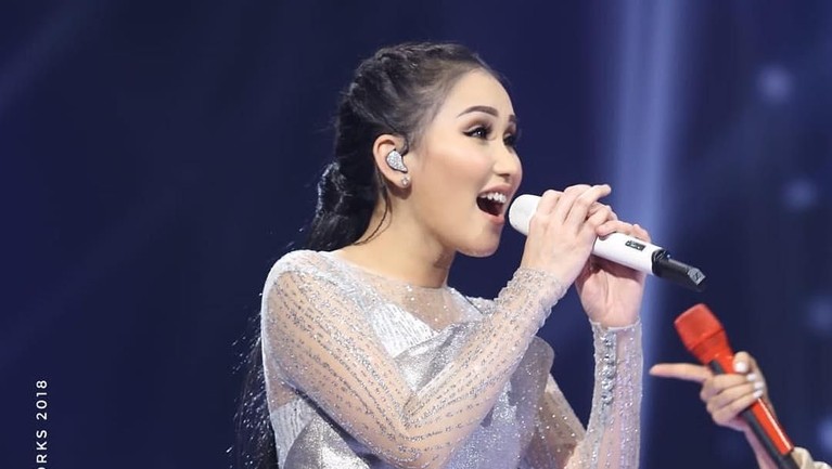 Yuk, intip gaya Ayu Ting Ting saat mengasuh sang putri semata wayang, Bilqis Khumairah Razak.