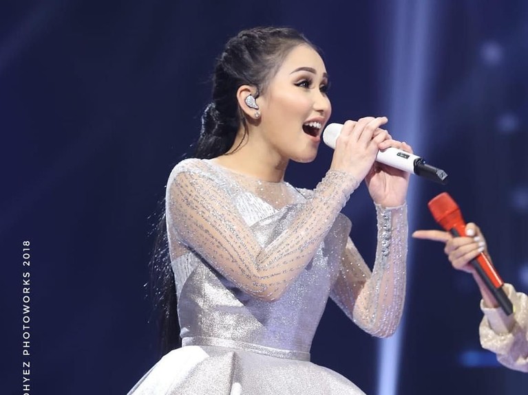 Ayu Ting Ting diramal oleh Mbak You akan segera menemukan jodohnya dan menikah secara diam-diam pada tahun 2020 nanti. Benarkah?