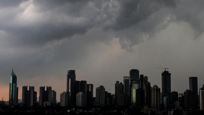 Suara dentuman nan keras yang misterius terdengar di kawasan Jakarta Selatan, khususnya di daerah antar Tegal Parang, Pancoran, dan Kalibata.