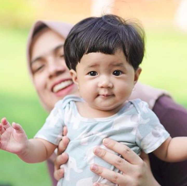 <p>Sedangkan sang adik, Lembar Putih Trynicta alias Uti lahir pada 27 maret 2018. Uti mirip Bunda atau Ayah nih? Hi-hi. (Foto: Instagram/missnyctagina)</p>