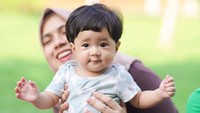 <p>Sedangkan sang adik, Lembar Putih Trynicta alias Uti lahir pada 27 maret 2018. Uti mirip Bunda atau Ayah nih? Hi-hi. (Foto: Instagram/missnyctagina)</p>