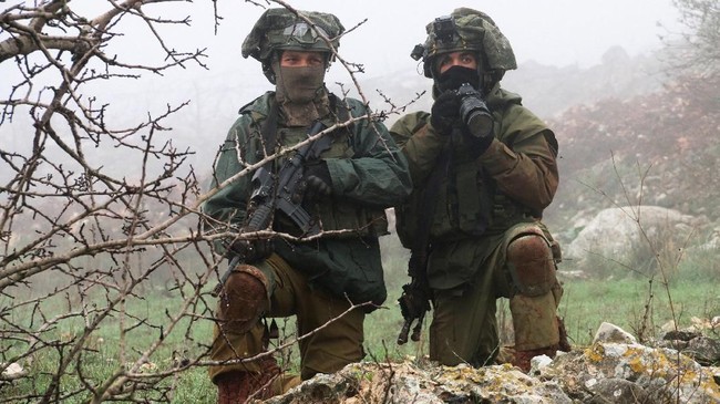 Milter Israel memaparkan perwiranya terbunuh dalam bentrokan dengan Hamas di Jalur Gaza tewas akibat tertembak tidak sengaja oleh pasukannya sendiri.