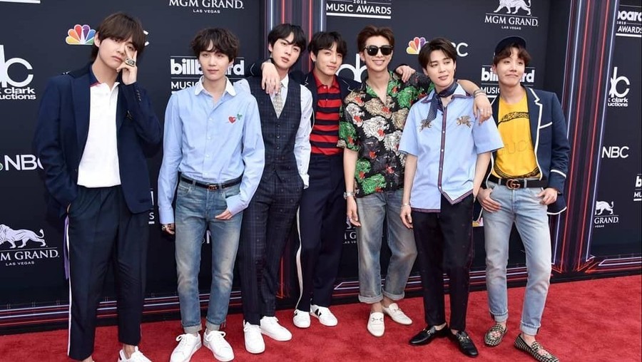 Agensi yang menaungi BTS yaitu Big Hit Entertainment bantah adanya seorang personel BTS yang akan wajib militer tahun ini.
