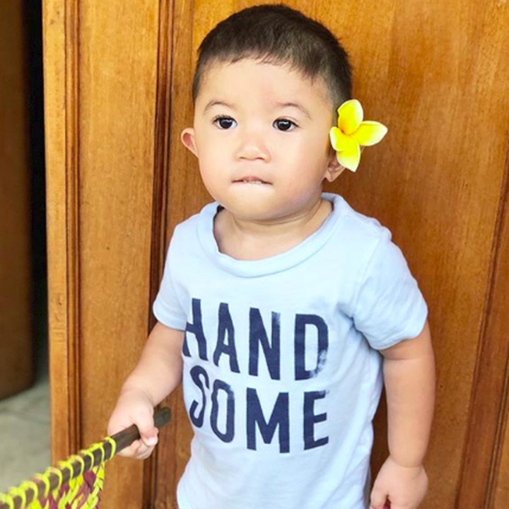 <p>Ya ampun, Uta mau ke mana pakai kembang sama bawa kipas gitu? He-he-he, ada-ada aja deh kelakuan Uta. (Foto: Instagram/missnyctagina)</p>