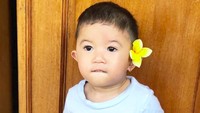<p>Ya ampun, Uta mau ke mana pakai kembang sama bawa kipas gitu? He-he-he, ada-ada aja deh kelakuan Uta. (Foto: Instagram/missnyctagina)</p>