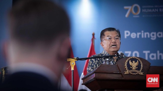 Wapres Jusuf Kalla mempersilakan DPR untuk meminta keterangan kepada sejumlah pejabat terkait kasus tercecernya e-KTP yang dinilainya berbahaya.