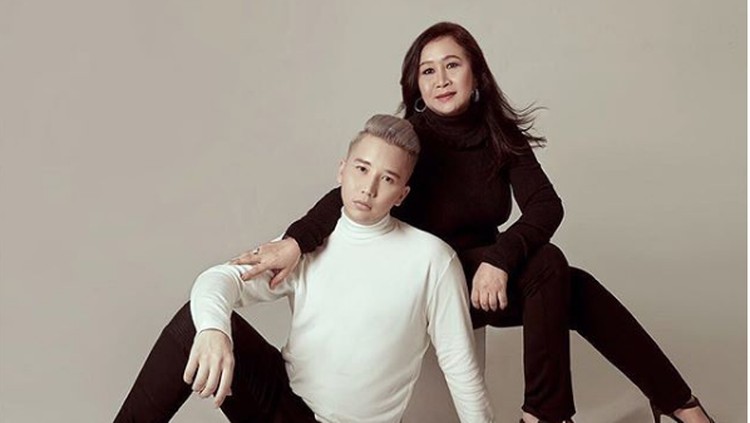 Cara Rangga 'Smash' Ekspresikan Sayang pada Sang Bunda Rangga Smash sangat dekat dengan ibunya. Rasa sayangnya sering dia tunjukkan melalui kata-kata manis di medsosnya. Intip yuk.