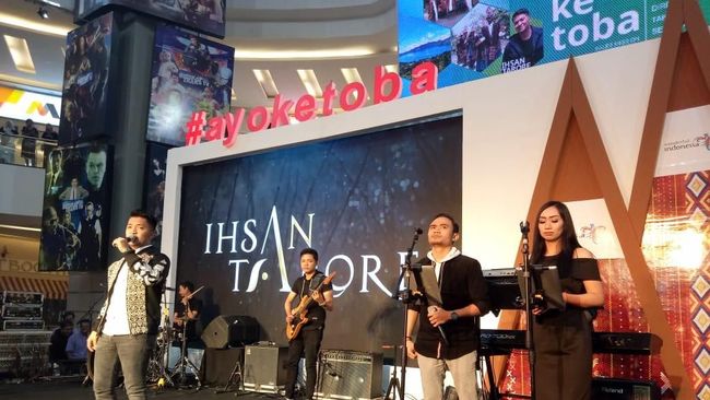 Ihsan Tahore Promosi Pariwisata Danau Toba di Makassar Ihsan Tahore berkesempatan mempromosikan budaya, alam sampai kuliner khas Danau Toba di Sales Mission #AyoKeToba, Trans Studio Mall, Makassar, Sulsel.