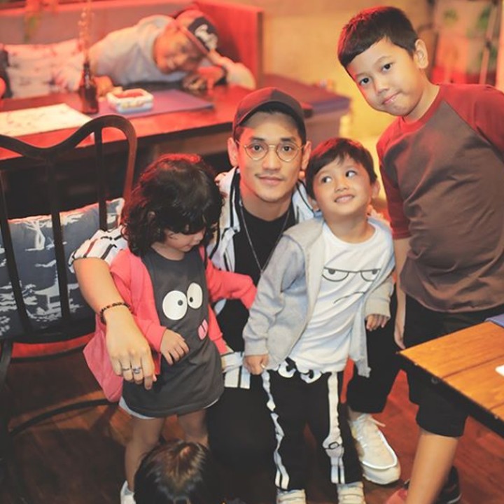 <p>Begini nih gaya <a href="https://20.detik.com/e-flash/20181126-181126007/lagi-bubah-alfian-lempar-kode-soal-afgan-rossa" target="_blank">Afgan </a>kalau lagi santai sama anak-anak. (Foto: Instagram @afgansyah.reza)</p>