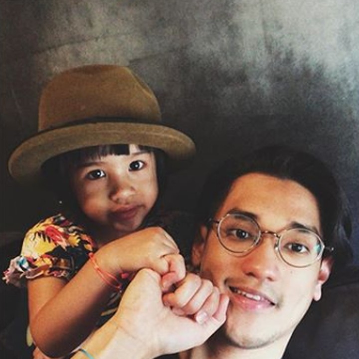 <p>Genggaman erat tangan seorang bocah dengan Afgan. So sweet abis! (Foto: Instagram @afgansyah.reza)</p>