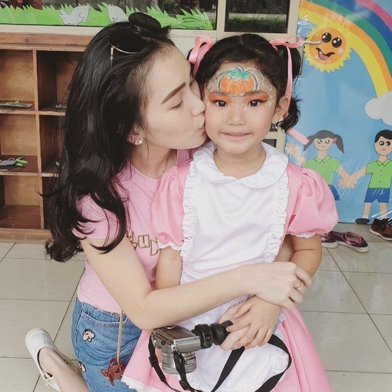 Single Parent, Intip Gaya Ayu Ting Ting Asuh Bilqis Yuk, intip gaya Ayu Ting Ting saat mengasuh sang putri semata wayang, Bilqis Khumairah Razak.